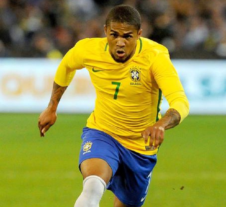 Douglas Costa, Mondiali finiti? La moglie furiosa con l'allenatore del Brasile: "Allenamenti troppo intensi" (foto Ansa)