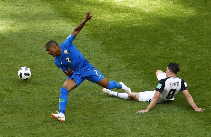 Tegola per il Brasile, Douglas Costa salta la partita con la Serbia