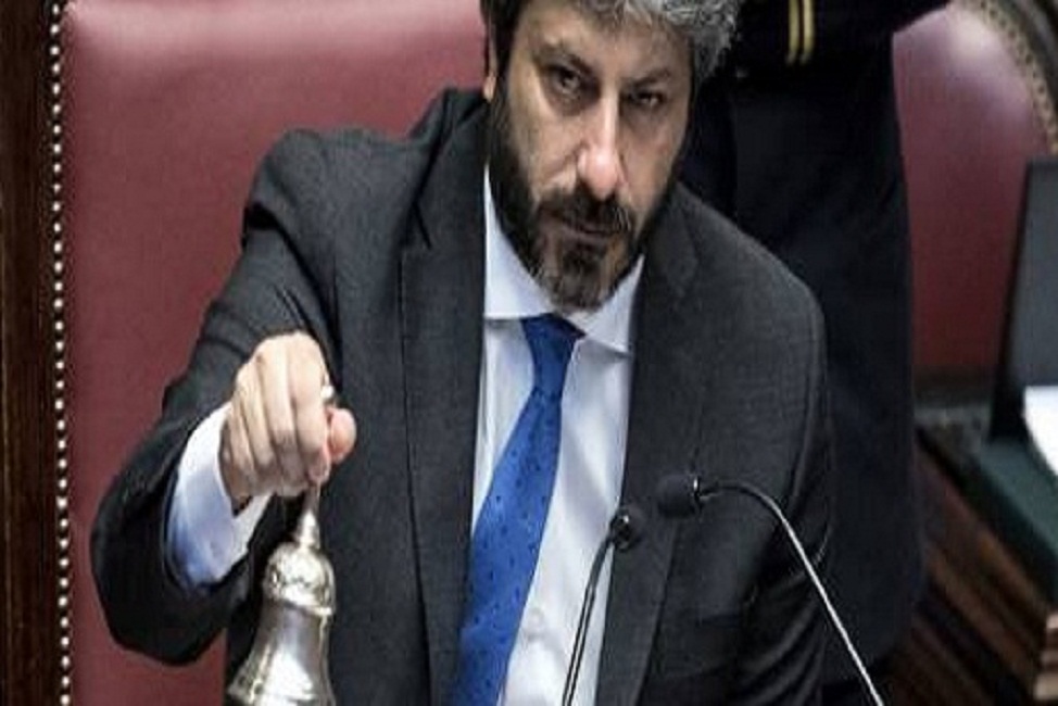 YOUTUBE Roberto Fico riprende in aula deputato Fdi: "Migranti non fanno la pacchia"