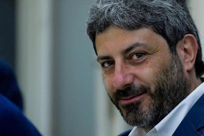 Roberto Fico fa l'anti-Salvini: "Se Orban non vuole le quote di migranti deve essere multato"