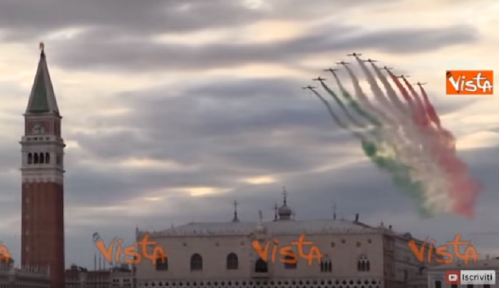 YOUTUBE Frecce Tricolore, acrobazie sopra Venezia VIDEO