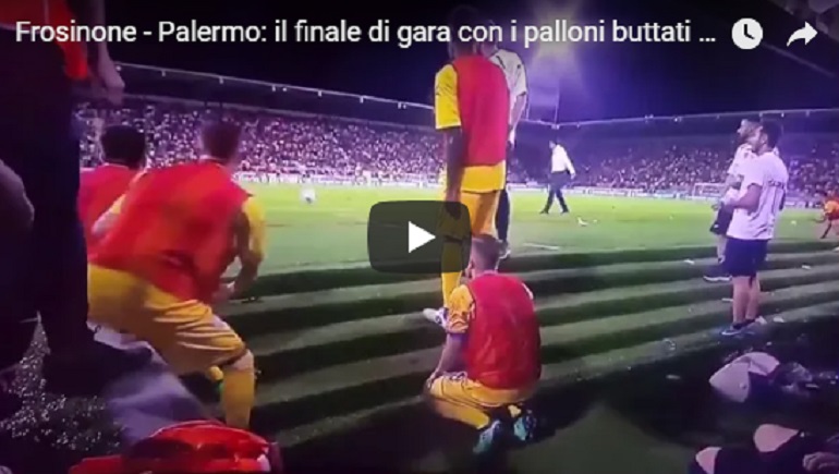 YOUTUBE Frosinone-Palermo, i giocatori dalla panchina lanciano i palloni in campo