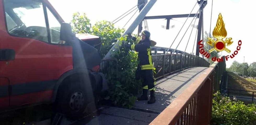 Incidente su ponte Naviglio: camion rischia di precipitare