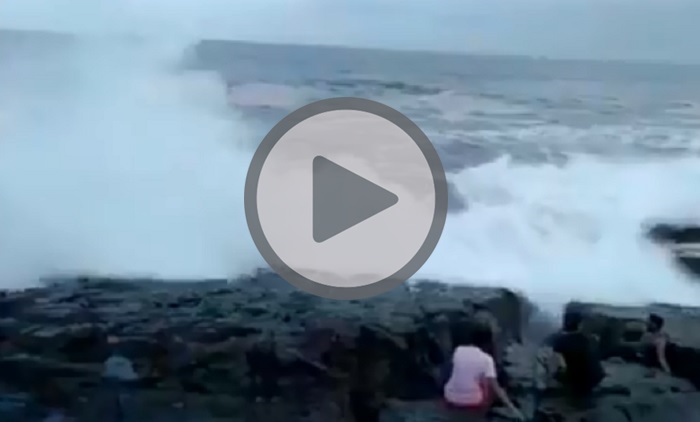 YOUTUBE Onda travolge turisti sulla scogliera a Goa, un morto