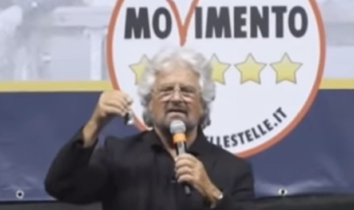 Grillo suona la campanella sul palco