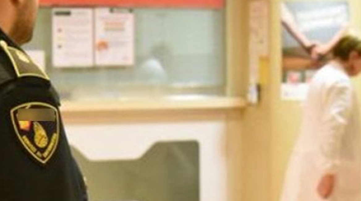 Roma, guardia giurata va dal medico e parte un colpo: ucciso un paziente in sala d'attesa