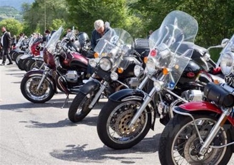 Mauro Mariani va al raduno delle moto Guzzi: si schianta e muore