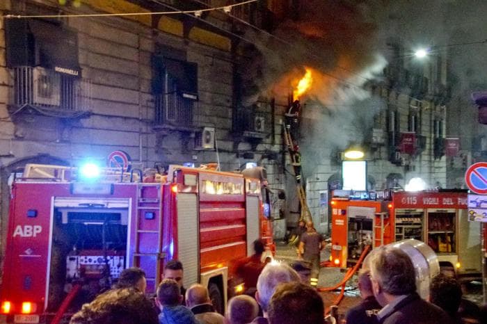 Napoli, incendio al Palazzo Carafa di Maddaloni nella notte. Verifiche sulla stabilità dell'edificio