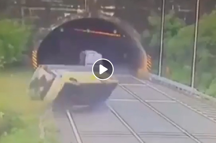 YOUTUBE Cina, bus si ribalta e i passeggeri volano fuori dal finestrino