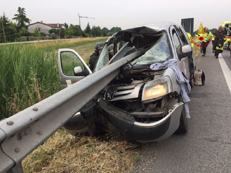 Fermo, auto squarciata da guard rail: 23enne salva per miracolo (foto d'archivio Ansa)