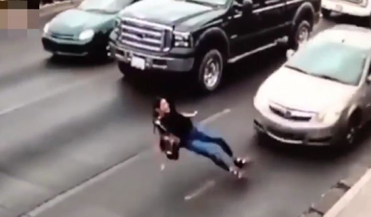 YOUTUBE Attraversa con i tacchi a spillo e scivola: investita