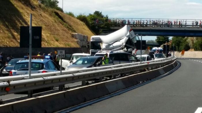 Bologna: grave incidente in A14 tra un tir e 3 auto. Code infinite