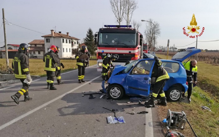 Latina, incidente stradale all'alba: morta una ragazza di 20 anni