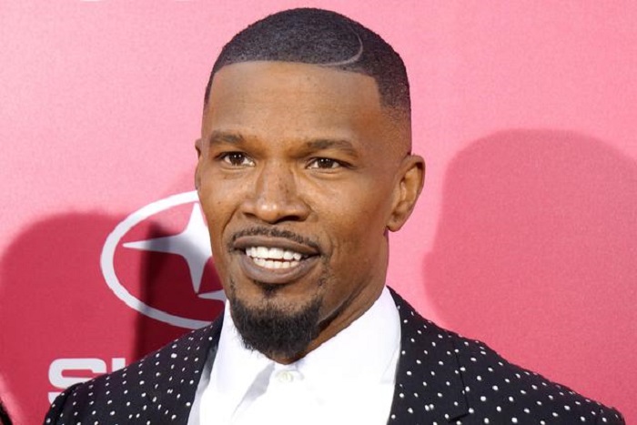 "Jamie Foxx mi ha schiaffeggiato col suo pene": donna accusa l'attore