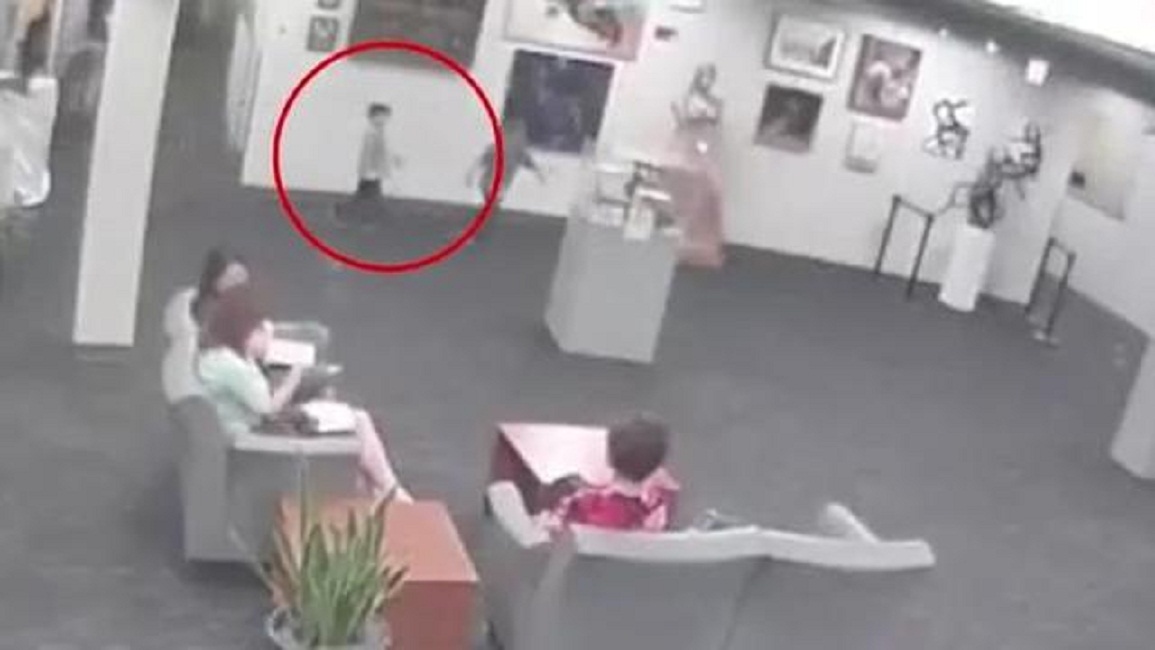 YOUTUBE Bimbo fa cadere la statua in hotel. Alla famiglia conto di 132mila euro