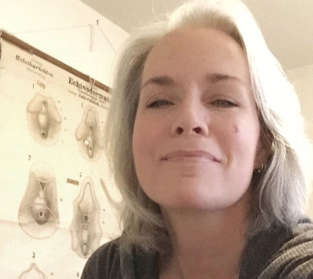 Premenopausa, la storia di Karin Jones: "Avevo voglia anche 3 volte al giorno. Ho risolto con un sito di incontri"