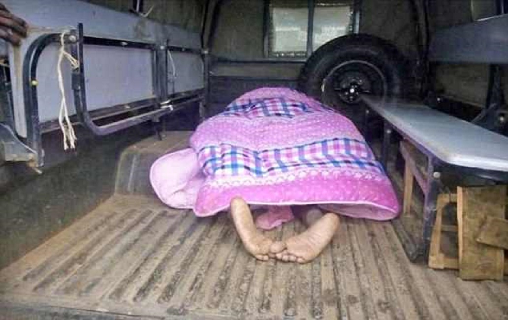 Kenya, coppia di adulteri resta incastrata durante un rapporto. Polizia li scopre e li arresta