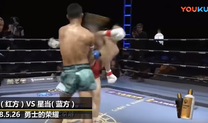 YOUTUBE Kickboxing, stende l'avversario con un calcio e lo manda KO