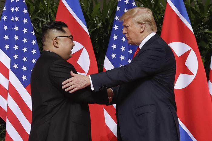 Trump incontra Kim: storica stretta di mano a Singapore. "Superati i problemi tra di noi"