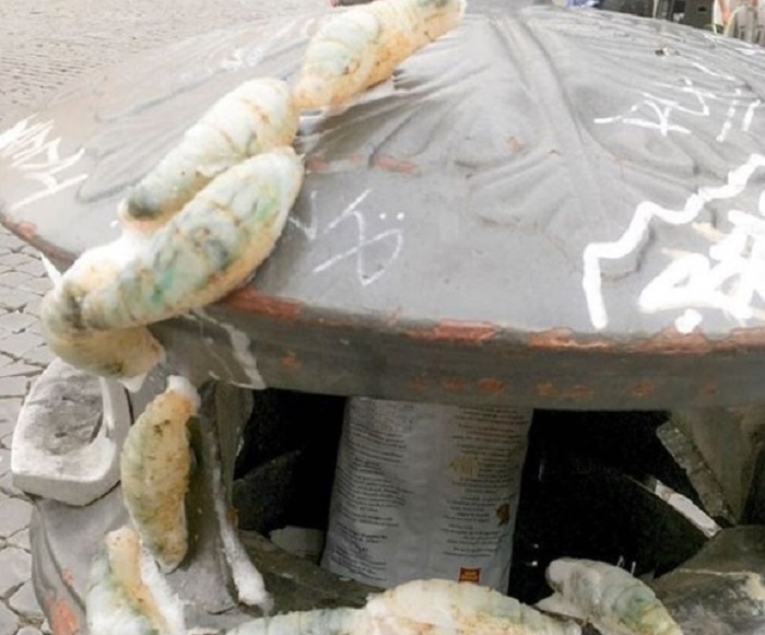 Roma, invasione di larve giganti? No, solo marketing