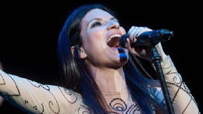 Massimo Bernardini a Laura Pausini: "Hai più di 40 anni, basta ammiccamenti". La cantante: "Una frase vergognosa" (foto Ansa)