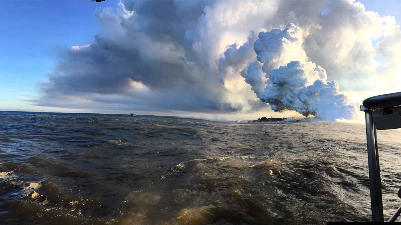 Hawaii: palle di lava fumanti del vulcano Kilauea galleggiano sull'oceano
