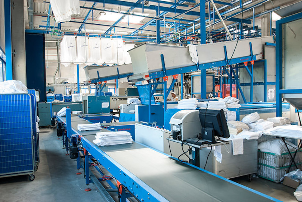 Mestre, tragedia in lavanderia: operaio muore incastrato sul nastro trasportatore