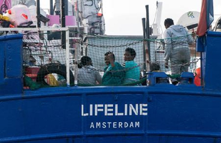 Lifeline, migranti sbarcano a Malta. Poi l'Europa se li divide (foto Ansa)