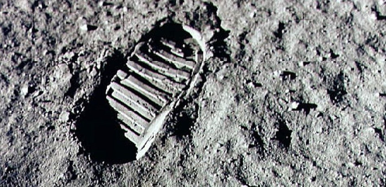 Laura Ann Murray cita in giudizio la Nasa: polvere lunare è regalo di Armstrong