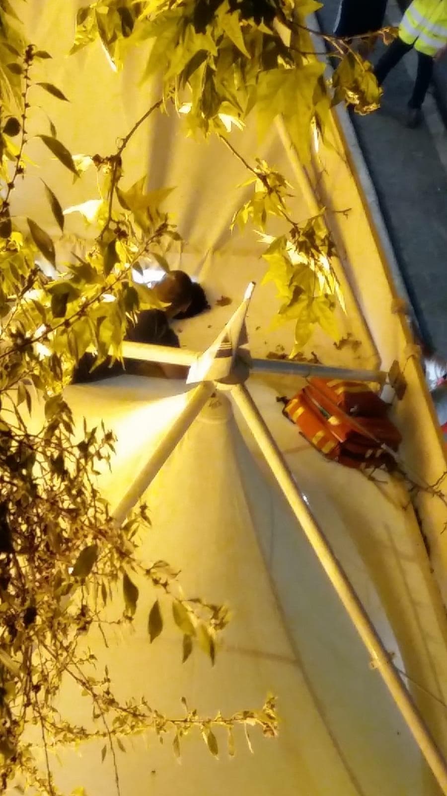 Roma, cade dalla strada e finisce sui tendoni a bordo Tevere 11