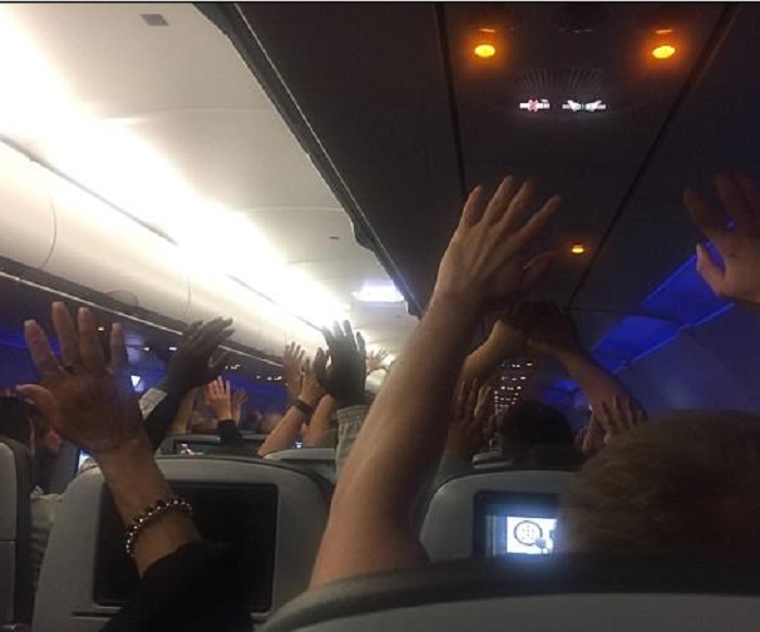 New York passeggeri con le mani in alto a bordo