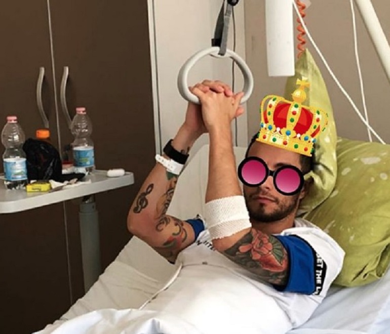 Marco Carta, la foto per i fan dall'ospedale: "Vi saluto tanto"