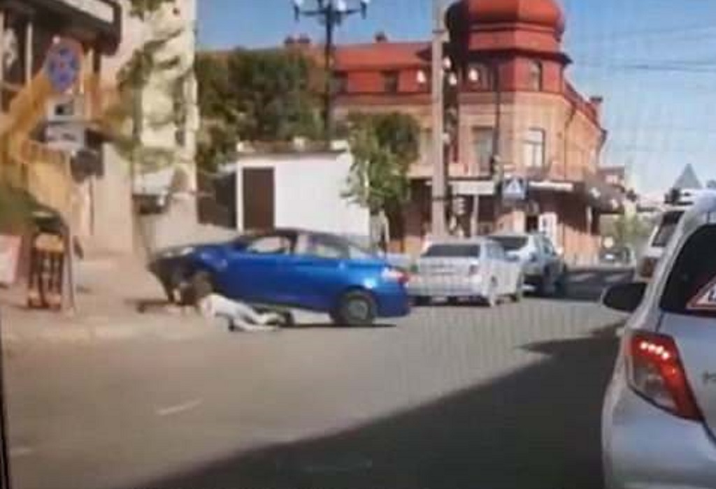 Russia, moglie chiede divorzio: marito la investe con l'auto