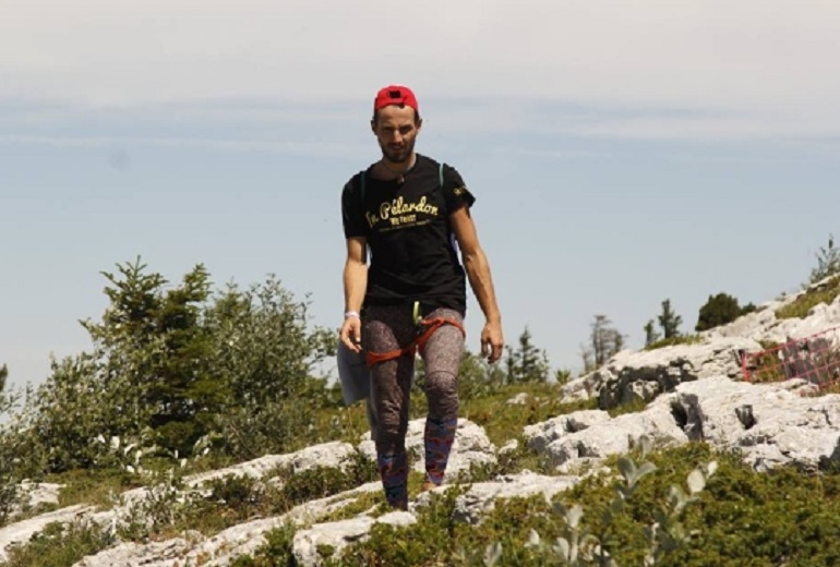 Matteo Pancaldi cammina su una fune sospesa nel vuoto: precipita e muore