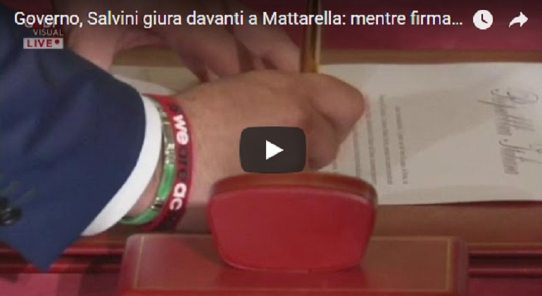 Governo, Salvini giura fedeltà alla Repubblica e... spunta il braccialetto del Milan VIDEO