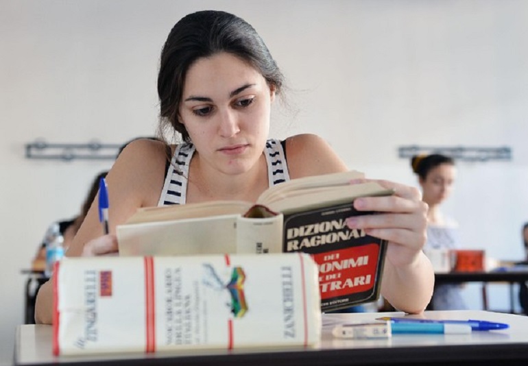 Maturità 2018, la prima prova: toto-tema, orari, carta d'identità e cellulare. Tutto quello che c'è da sapere (foto Ansa)