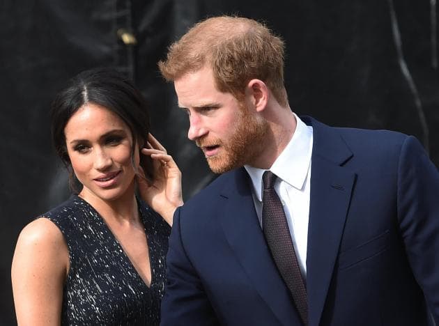 Meghan Markle inciampa e rischia di cadere alle nozze della nipote di Lady Diana