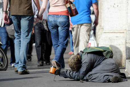 Roma, Raggi vieta l'accattonaggio "molesto e insistente": stop in Centro e in metro