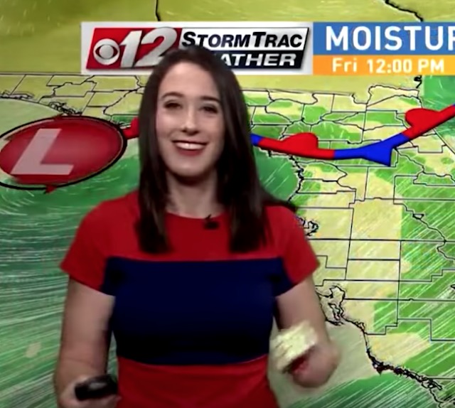 YOUTUBE Meteorologa risolve il cubo di Rubik annunciando le previsioni del tempo