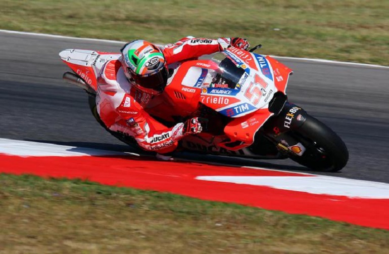 MotoGp, Michele Pirro e le condizioni dopo l'incidente: "Pilota cosciente, parla" (foto Ansa)