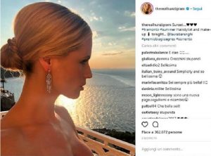 Michelle Hunziker, nella FOTO è scollata e guarda il tramonto. E quello strano messaggio