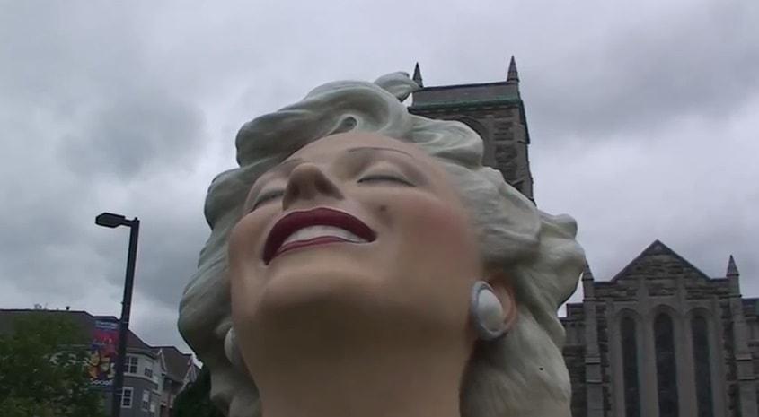 Marylin Monroe, statua davanti alla chiesa
