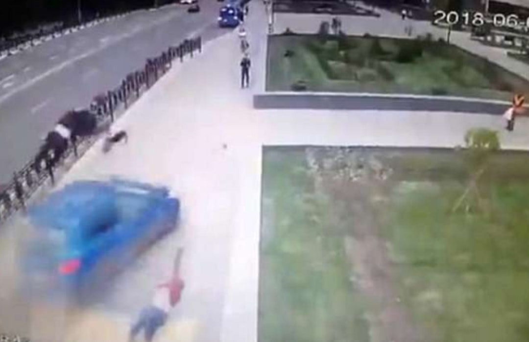 Mosca ragazzi falciati auto