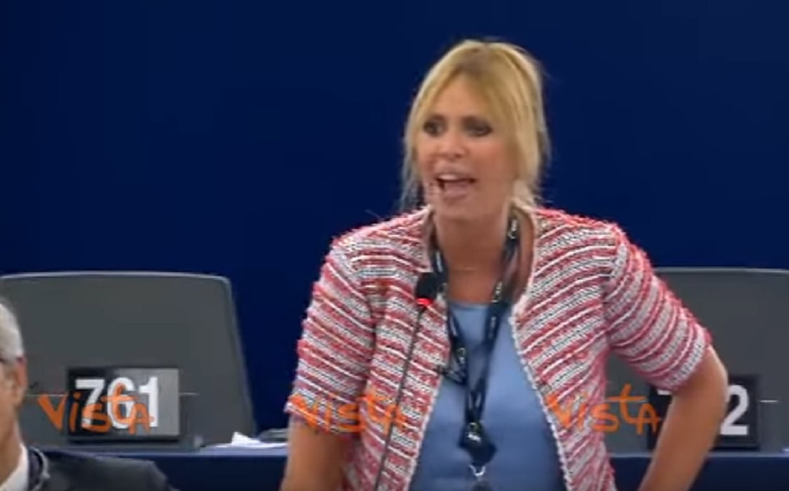 Mussolini che grida: "Sciacquatevi la bocca prima di parlare dell'Italia". M5s applaude