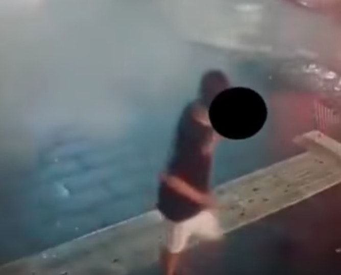 YOUTUBE Napoli, esplosione al bar Shabby in centro: ragazzino salvo per pochi secondi