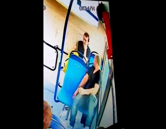 napoli accoltella bus