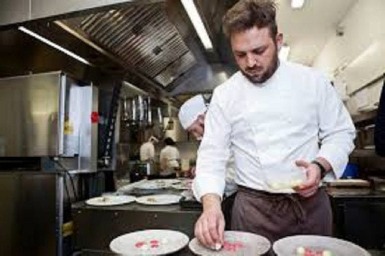 Chef Alessandro Narducci investito da Fabio Feola. Un testimone: "Ha invaso la corsia opposta"