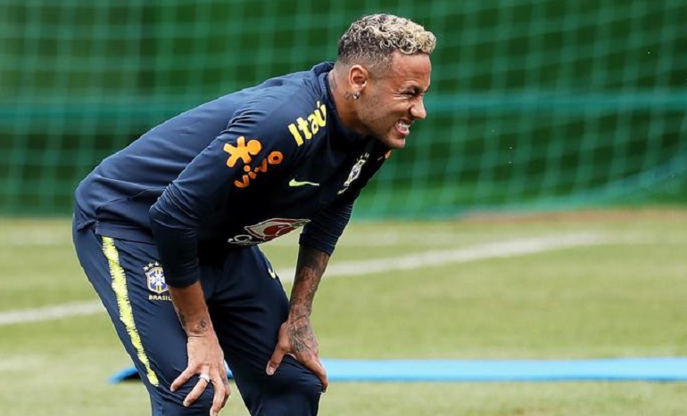 Brasile, allarme per Neymar: esce zoppicando dopo 15 minuti di allenamento (foto Ansa)