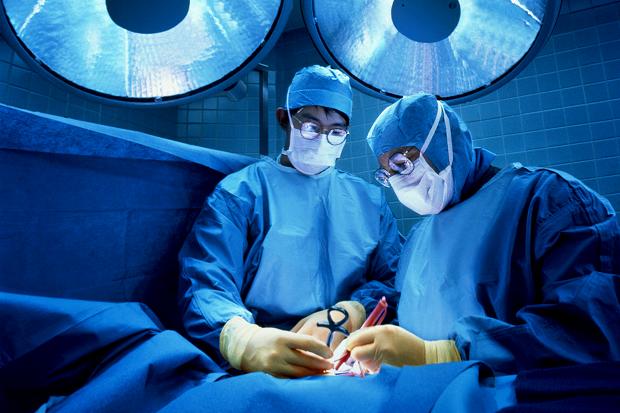 Ago dimenticato nella pancia durante operazione: risarcimento da 200mila euro 56 anni dopo