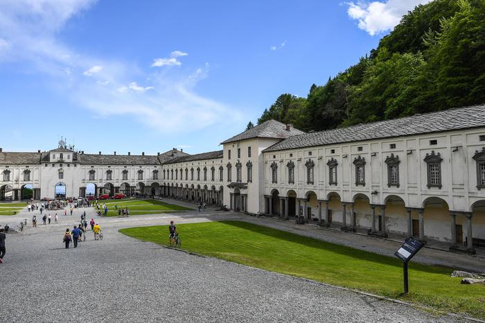 Oropa (Biella), rito satanico al cimitero: tomba profanata